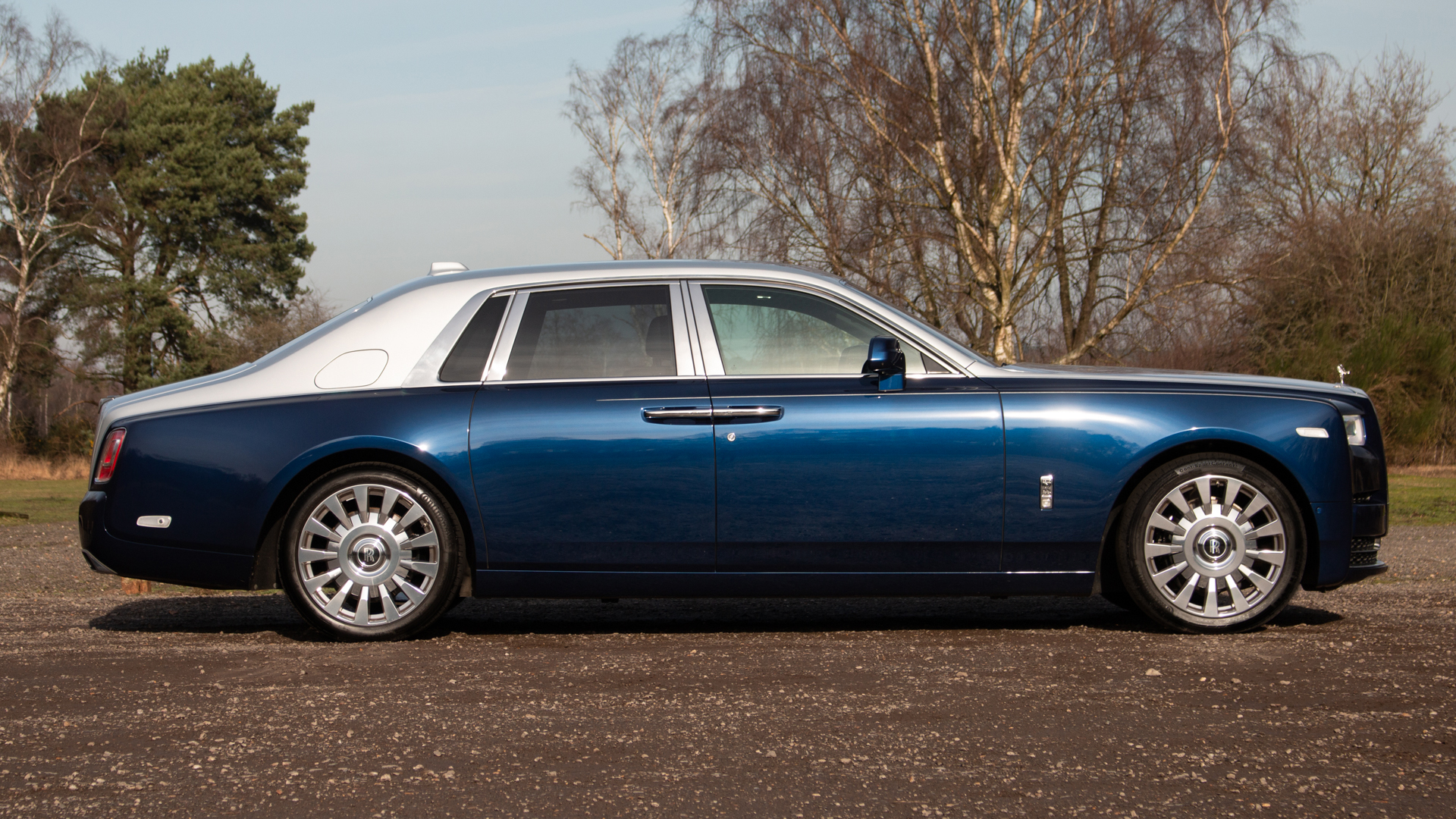 Cận cảnh siêu xe RollsRoyce Drophead Coupe ở Sài Gòn