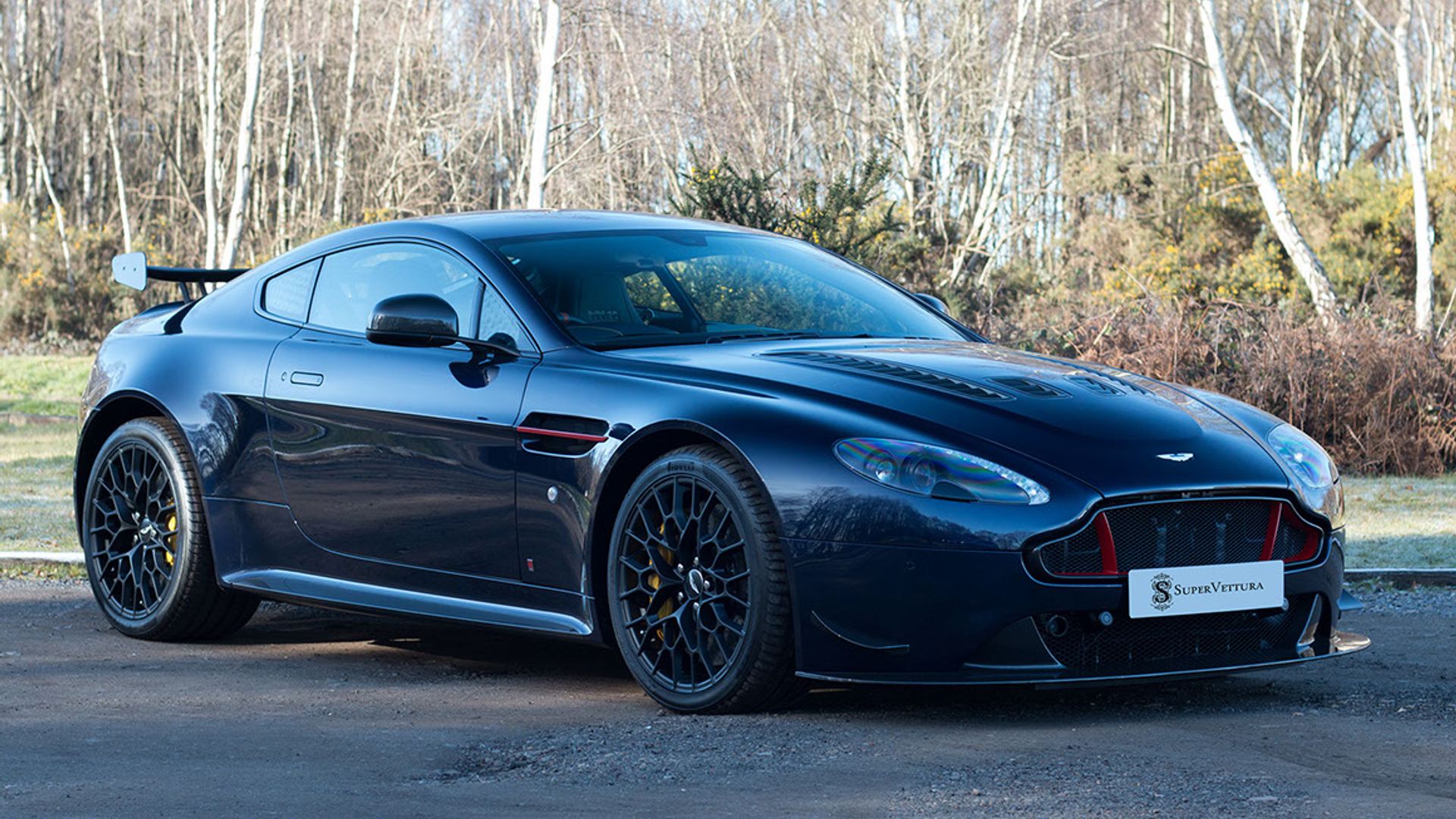 Aston Martin v12 Vantage White