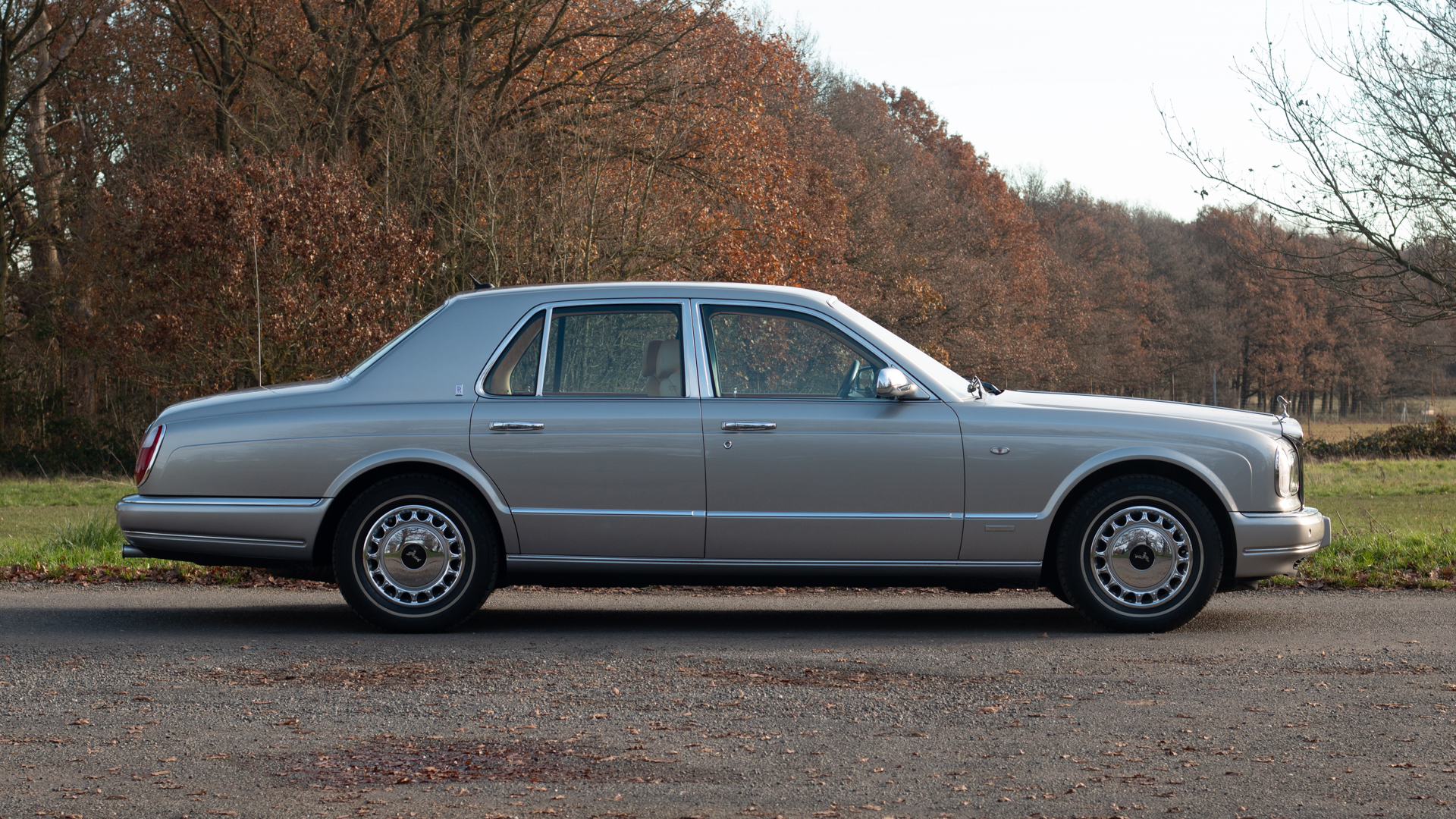 RollsRoyce Phantom mạ vàng qua sử dụng được bán lại với giá bao nhiêu